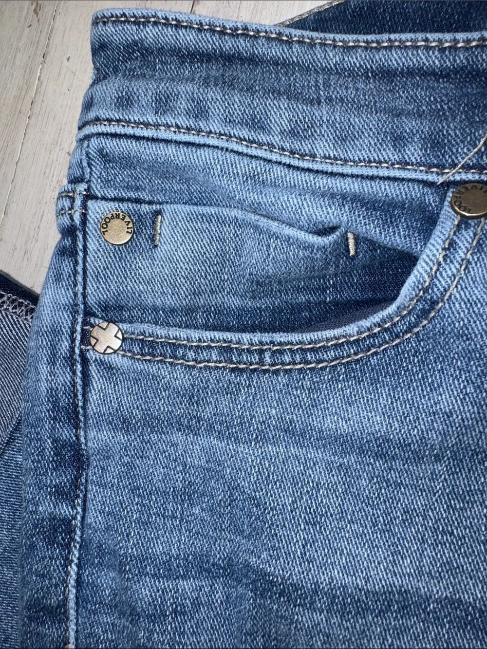 Liverpool Jeans Company Women's Skinny Jeans Capris in Faded Blue